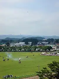 神旗争奪戦。上空に打ち上げられた神旗(2005年)