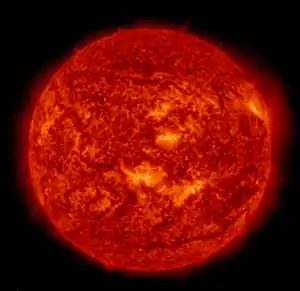 NASAの太陽観測衛星ソーラー・ダイナミクス・オブザーバトリーの観測装置AIAが捉えた2023年11月9日の太陽。波長304Åの紫外線による撮像で、色は全て偽色である。