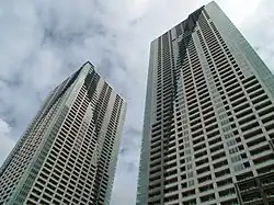 下から見上げた建物全景
