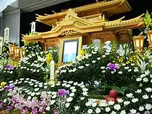 仏教式の葬式用祭壇の例