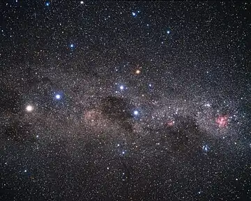 南天の天の川に並ぶ美しい天体の写真。写真左から、ケンタウルス座α星、ケンタウルス座β星、南十字、イータカリーナ星雲 (NGC 3372)。