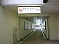2番のりばへは、線路の下の連絡通路を通る構造となっている(2009年8月)