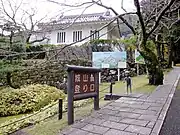 城山登り口とカッパの銅像