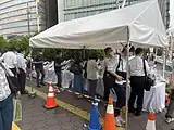 現場近くに設けられた献花台(2022年7月11日)。