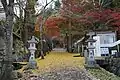 総門から拝殿に至る参道。かつては両脇に12の支院が存在したが、現在残っているのは2院のみである。