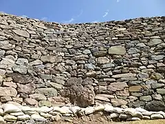 高さ6 mの城壁正面