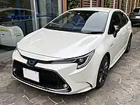 かつては5ナンバーの小型大衆車であったが現在では3ナンバーセダンとなったトヨタ・カローラ（日本仕様12代目）
