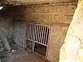 出入口から見た前室と主室（右奥）