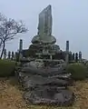 元寇記念之碑1916年（大正5年）に寄付により鷹島に建立。毎年8月30日に「元寇記念祭」が催されている。長崎県松浦市鷹島町阿翁免