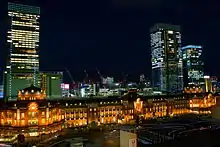 東京駅。日本における中央駅。1914年開業。赤レンガの歴史的な建造物。多くの新幹線の起点であり、中長距離列車の拠点である。