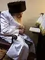 シュトライムルを被り祈るラビ