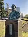 滝学園内にある滝信四郎像