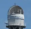 ウィルソン山天文台にある高さ45メートルの太陽塔望遠鏡。塔頂のドームにシーロスタットが設置されている。
