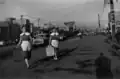 「出前をする食堂のウェイトレス」(1955年)