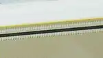 サーマルプリントヘッドの拡大図。発熱素子（ヒートエレメント）が細かく並んでいる