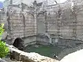 中世の庭から見た浴場跡