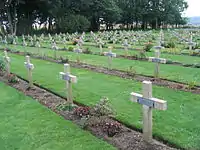 第一次世界大戦で戦死した無名のフランス兵の墓。それぞれのコンクリート製の十字架には"Inconnu" すなわち "Unknown"と記された金属製のプレートが付けられている。