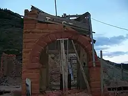 シスルの跡地に残された校舎の遺構(2006年9月撮影)