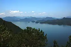 竜山島の鐘楼から望む千島湖