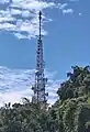 頂上に立つTVアンテナ