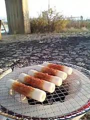 七輪で調理される竹輪