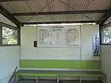 駅待合室に張られた時刻表（2016年）。（2004年当時のまま）
