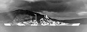 1944年、アルタフィヨルド内で停泊するティルピッツ。舷側に描かれた迷彩模様が判る