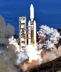 第4発射施設東射点 (VAFB SLC-4E) から打ち上げられるタイタンIVロケット(2005年10月19日)
