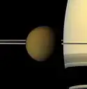 カッシーニが撮影した、土星の環の前にあるタイタンの画像