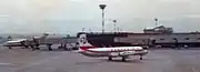 YS-11(右)、B727(左)（大阪国際空港、1971）
