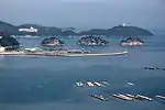 鳥羽港の鳥羽マリンターミナルと佐田浜桟橋その背後に三ツ島と日向島