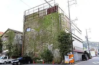 反対側より