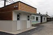 多目的トイレと駅舎(2013年5月)