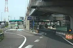 画像左:伊勢湾岸自動車道と新名神高速道路がそれぞれ連結したことによって渋滞が慢性化した東名阪自動車道（鈴鹿IC付近）。画像右:飛島IC豊田方面からの出口は2009年10月以降、渋滞緩和のため飛島ふ頭方面（左折専用）と国道302号方面に分離された。