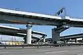 終点の飛島JCT。再度伊勢湾岸自動車道と接続する。奥に名港トリトンを望む。