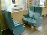 改造後の車内に設けられた優先席（2006年3月24日）