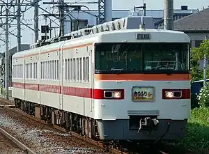 特急格上げ後も急行時代の車両を使用する「きりふり」