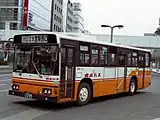 東武バス後扉が折戸となっているのが特徴