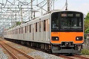 50070型(51072F)(2021年5月 北坂戸駅 - 坂戸駅間)当初よりフルカラーLEDの表示器を備える。車端部がほぼ全て下降窓であるのも特徴。