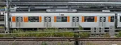 先頭車の車体側面(50050型)先頭車は連結面から窓までの間が狭い後期の車両は扉間が一段下降窓となった