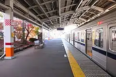 2番線プラットホーム(2020年11月)