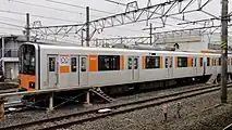 固定窓の改造が実施された車両。51075Fとは分割位置に差異がみられる。