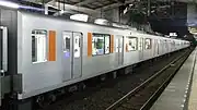50070型51075Fの中間車扉間の窓が変更されている。