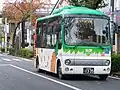 9978号車栄公民館前 - 栄六条通り東間にて。この画像の撮影地点は練馬区内。左後方のバス停留所は西武バスの一般路線のもの。