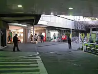 東側出口(2008年1月3日)