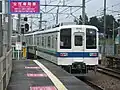 改良前の当駅を発車する8000系電車（2006年7月22日）