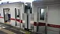 東上線所属の10030系リニューアル車は10両固定編成化され、連結部に転落防止幌が設置された（2012年2月 小川町駅）
