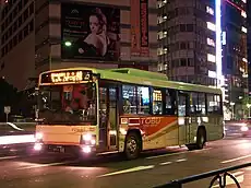 【外観比較】左：本来の貸切車（例）　右：兼用車