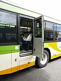 非常口のドアを開けて座席を倒した状態(日野ブルーリボンシティハイブリッド)