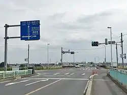 足利市・川崎橋南交差点(起点、2015年6月)↑(南・茂木高架橋)方向が県道8号・20号・128号、→(西)が8号、↓(北・川崎橋)が128号、←(東)が市道である